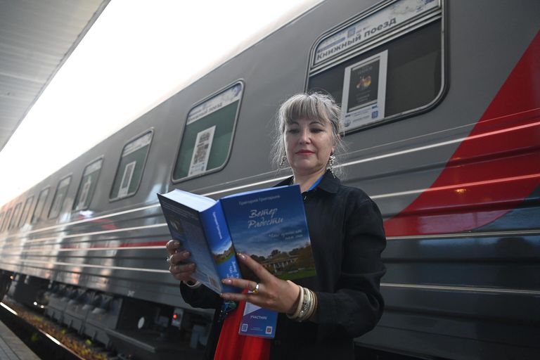 Книжный поезд, следующий по маршруту Санкт-Петербург - Владивосток в рамках фестиваля Книжные маяки России Книжный поезд, следующий по маршруту Санкт-Петербург - Владивосток в рамках фестиваля Книжные маяки России