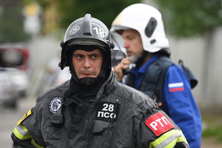 Сотрудники спасательной службы МЧС РФ у Загорского оптико-механического завода в Сергиевом Посаде, на территории которого произошел взрыв Сотрудники спасательной службы МЧС РФ у Загорского оптико-механического завода в Сергиевом Посаде, на территории которого произошел взрыв