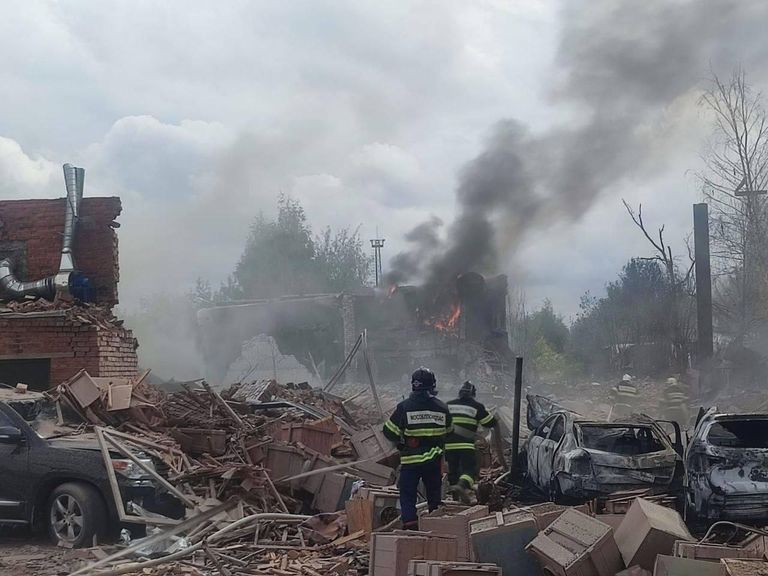 Сотрудники МЧС на месте взрыва на складе пиротехники в Сергиевом Посаде Сотрудники МЧС на месте взрыва на складе пиротехники в Сергиевом Посаде