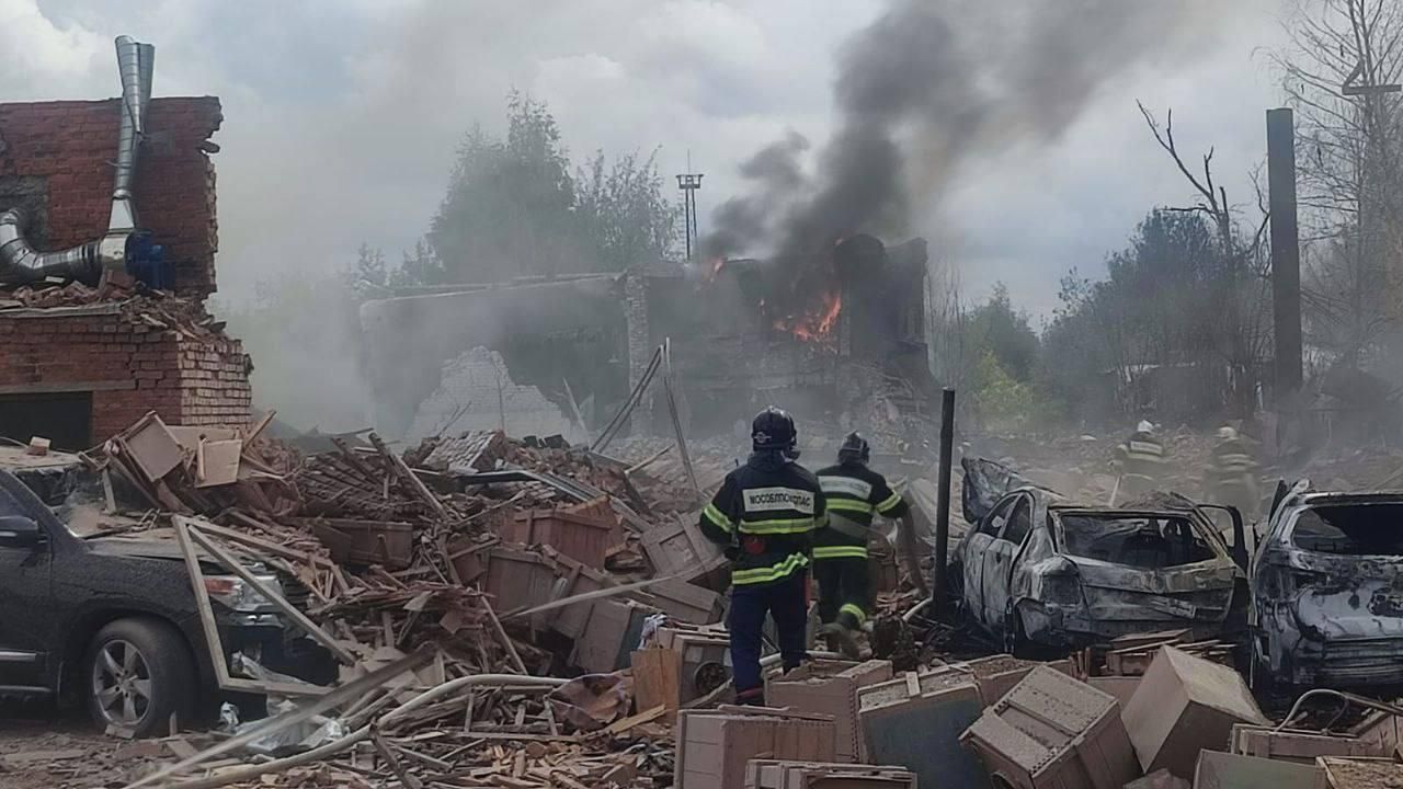 Сотрудники МЧС на месте взрыва на складе пиротехники в Сергиевом Посаде Сотрудники МЧС на месте взрыва на складе пиротехники в Сергиевом Посаде - РИА Новости, 1920, 18.08.2024