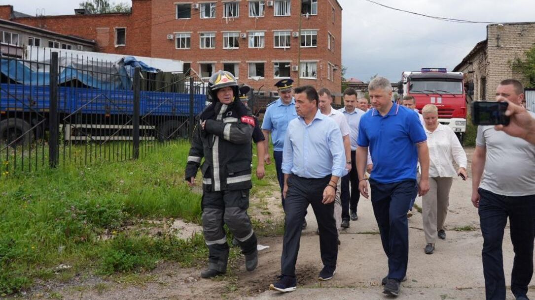 Губернатор Московской области Андрей Воробьев на месте взрыва на территории Загорского оптико-механического завода в Сергиевом Посаде. 9 августа 2023 Губернатор Московской области Андрей Воробьев на месте взрыва на территории Загорского оптико-механического завода в Сергиевом Посаде. 9 августа 2023 - РИА Новости, 1920, 09.08.2023