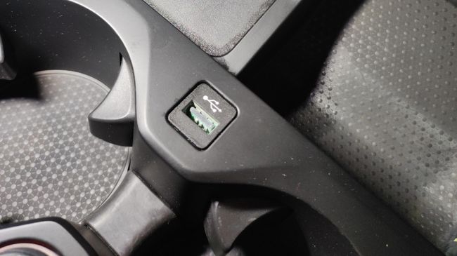 USB-разъем в автомобиле USB-разъем в автомобиле
