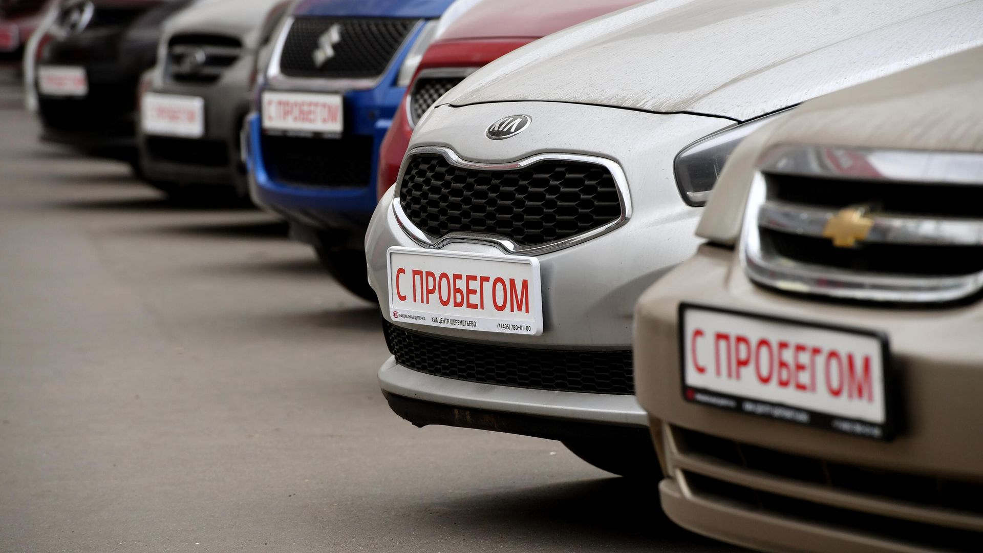 Стоянка автомобилей в автосалоне Стоянка автомобилей в автосалоне - РИА Новости, 1920, 19.09.2025