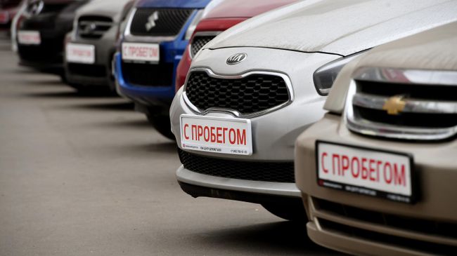 Стоянка автомобилей в автосалоне