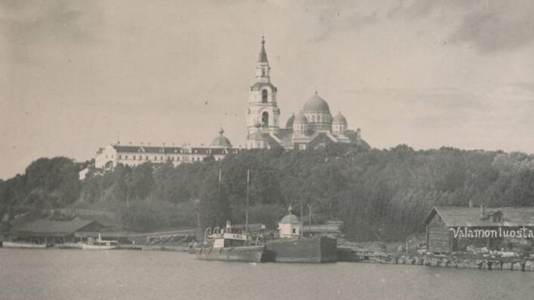 Пароход Valamon Luostari (предыдущее название Kjell) в Монастырской бухте острова Валаам Пароход Valamon Luostari (предыдущее название Kjell) в Монастырской бухте острова Валаам