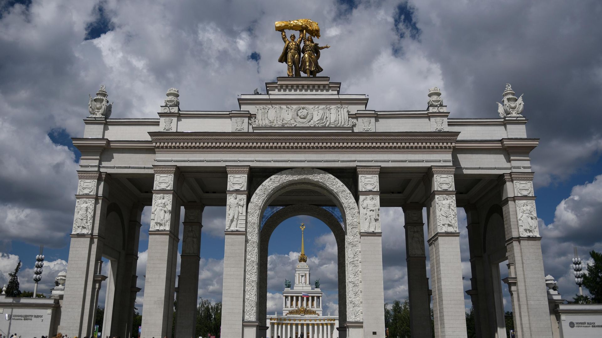 Арка главного входа ВДНХ Арка главного входа ВДНХ - РИА Новости, 1920, 15.04.2025
