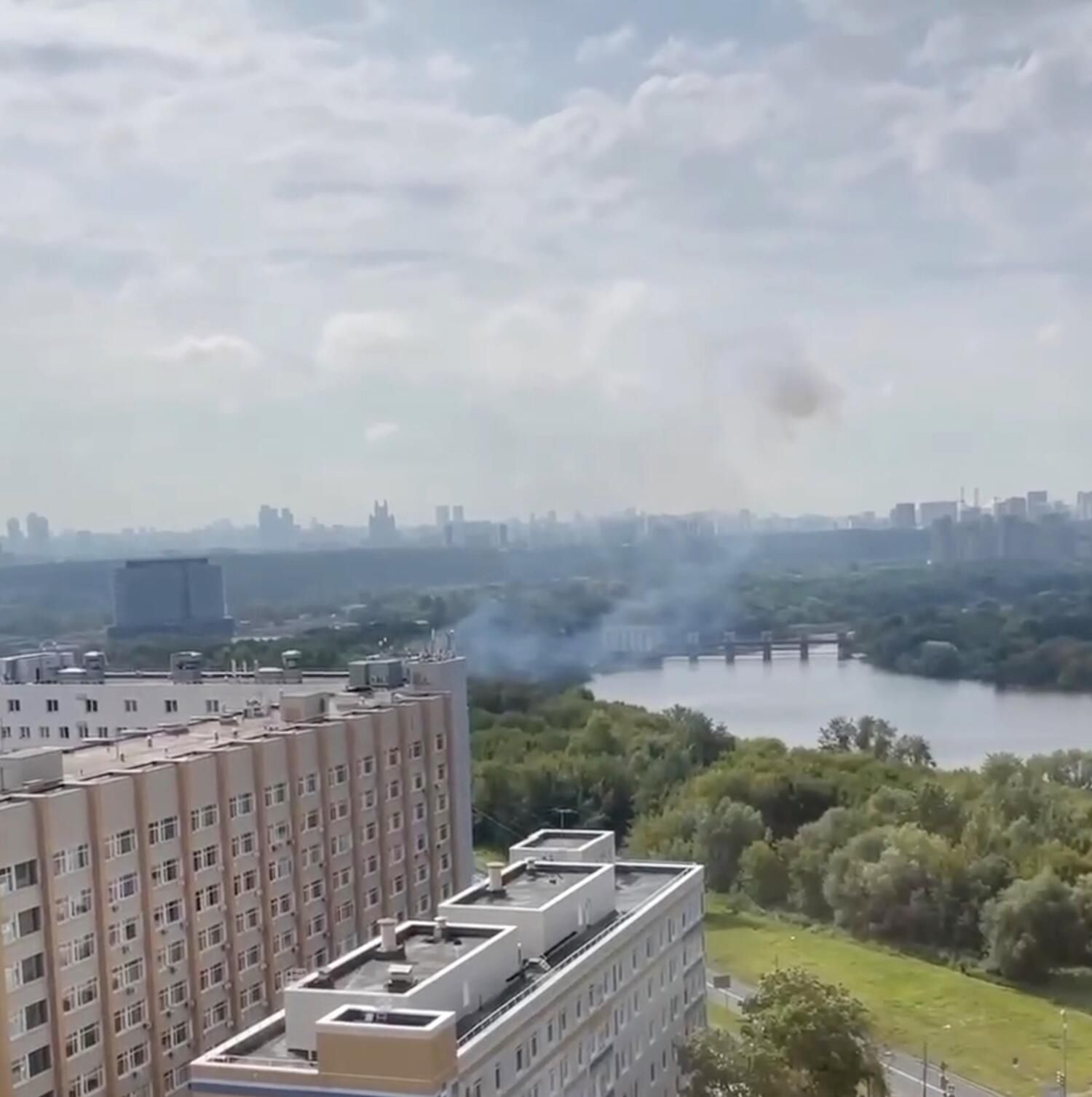 Дым в районе Карамышевской набережной в Москве Дым в районе Карамышевской набережной в Москве - РИА Новости, 1920, 11.08.2023