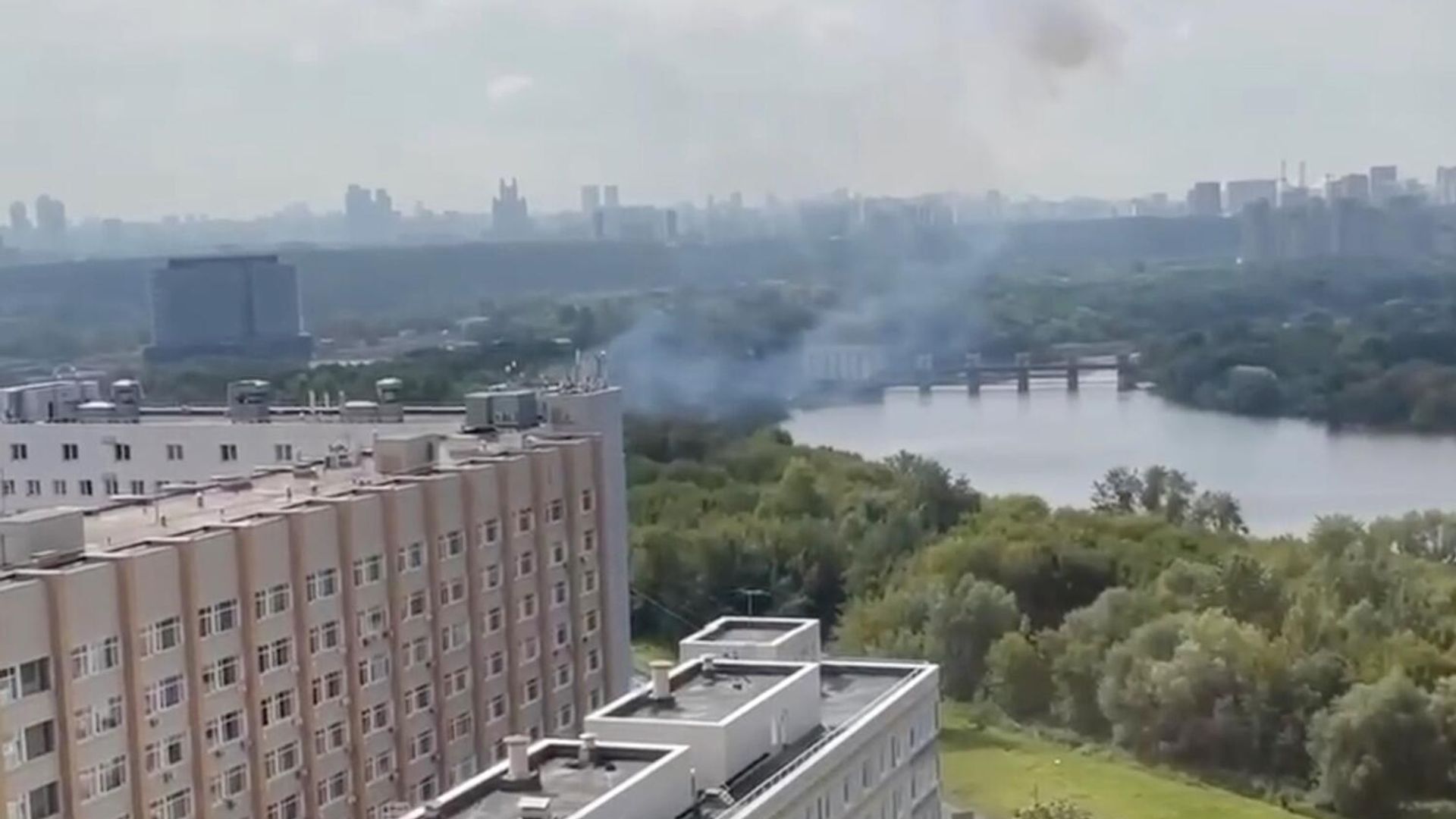 Дым в районе Карамышевской набережной в Москве Дым в районе Карамышевской набережной в Москве - РИА Новости, 1920, 11.08.2023