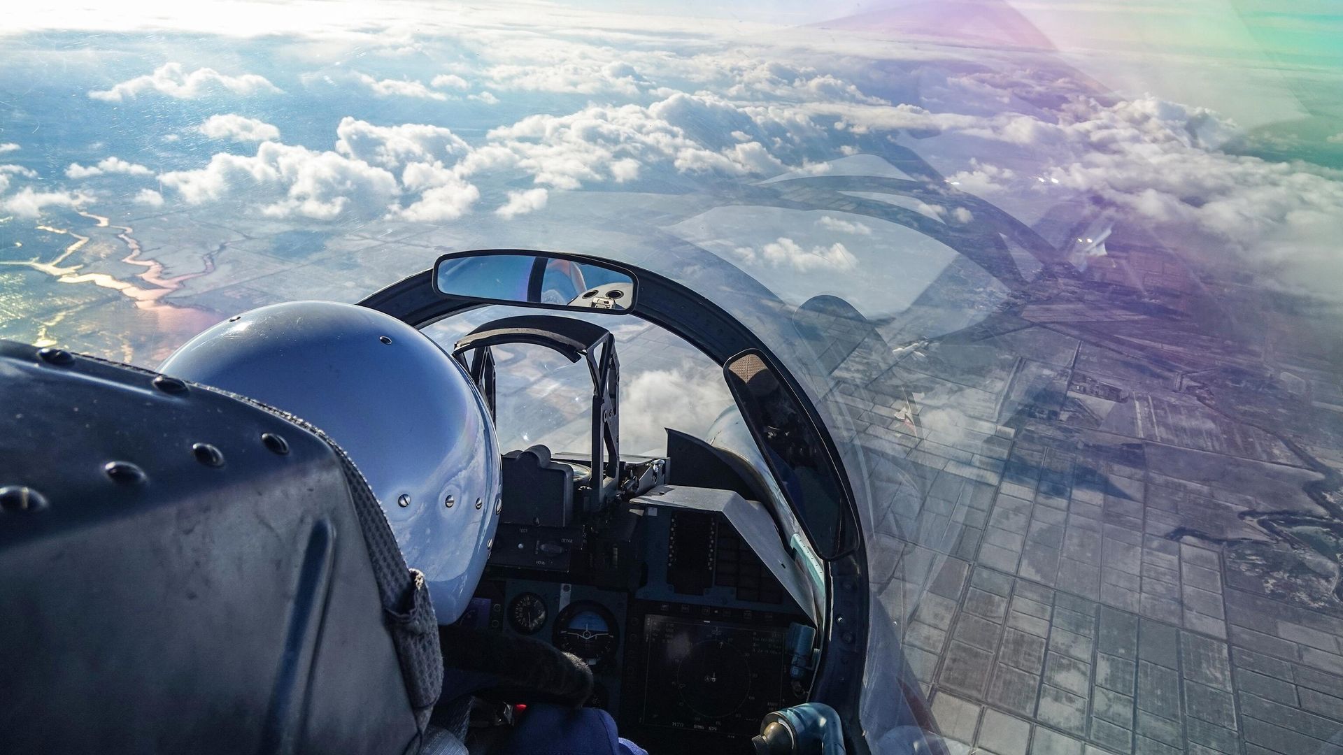 Пилот истребителя СУ-27 во время летно-тактических учений смешанного авиационного соединения армии ВВС и ПВО ЮВО в Краснодарском крае Пилот истребителя СУ-27 во время летно-тактических учений смешанного авиационного соединения армии ВВС и ПВО ЮВО в Краснодарском крае - РИА Новости, 1920, 12.08.2023