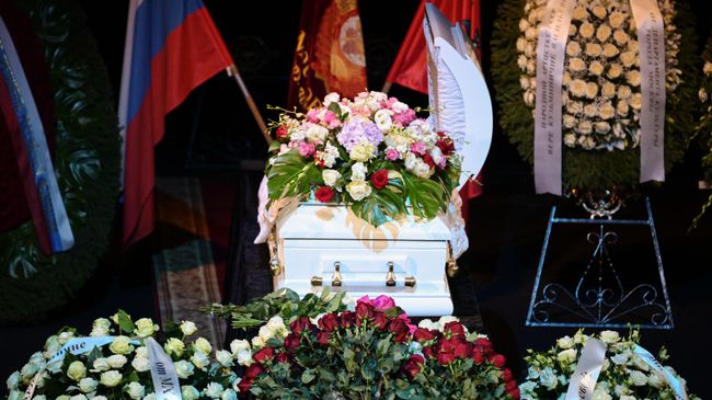 Церемония прощания с народной артисткой СССР Верой Васильевой в Театре сатиры в Москве