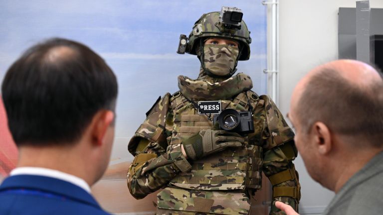 Посетители на Международном военно-техническом форуме АРМИЯ-2023 в Конгрессно-выставочном центре Патриот Посетители на Международном военно-техническом форуме АРМИЯ-2023 в Конгрессно-выставочном центре Патриот
