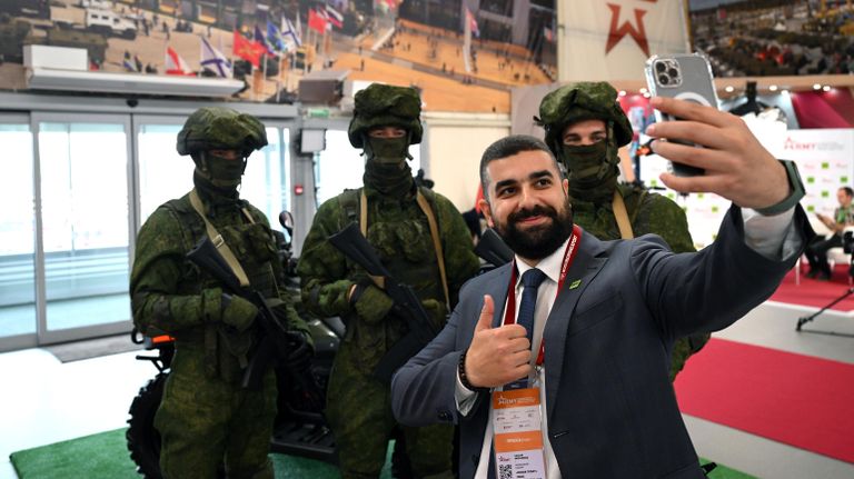 Посетитель фотографируется на Международном военно-техническом форуме АРМИЯ-2023 в Конгрессно-выставочном центре Патриот Посетитель фотографируется на Международном военно-техническом форуме АРМИЯ-2023 в Конгрессно-выставочном центре Патриот
