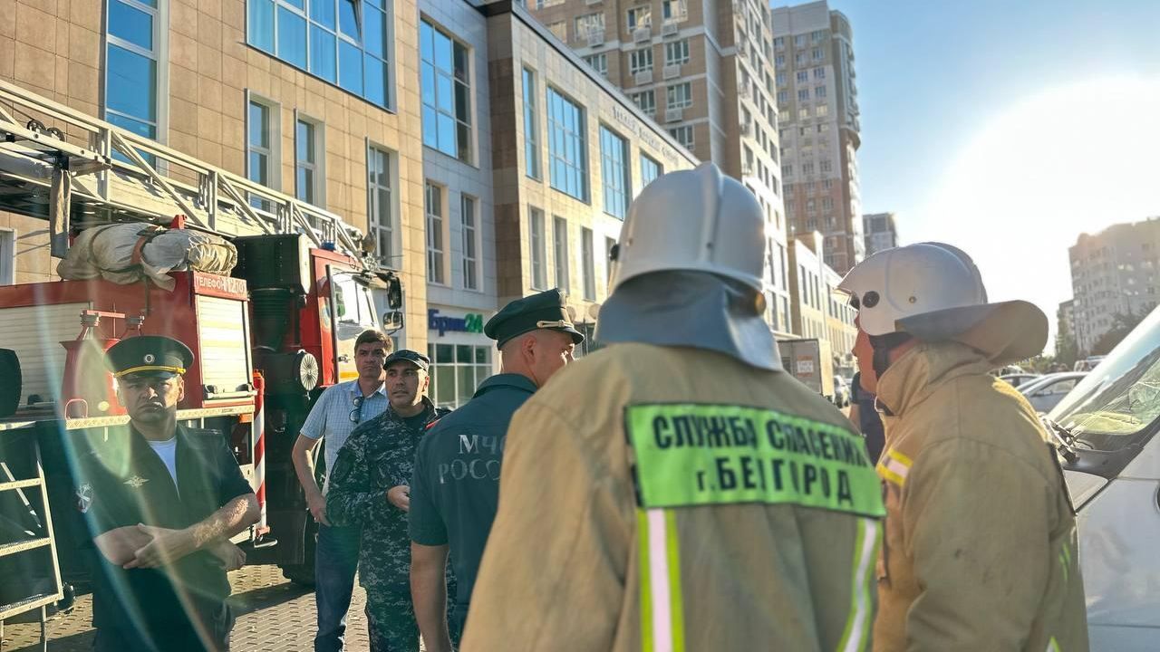 Сотрудники экстренных служб на месте атаки дрона в Белгороде Сотрудники экстренных служб на месте атаки дрона в Белгороде - РИА Новости, 1920, 21.08.2023