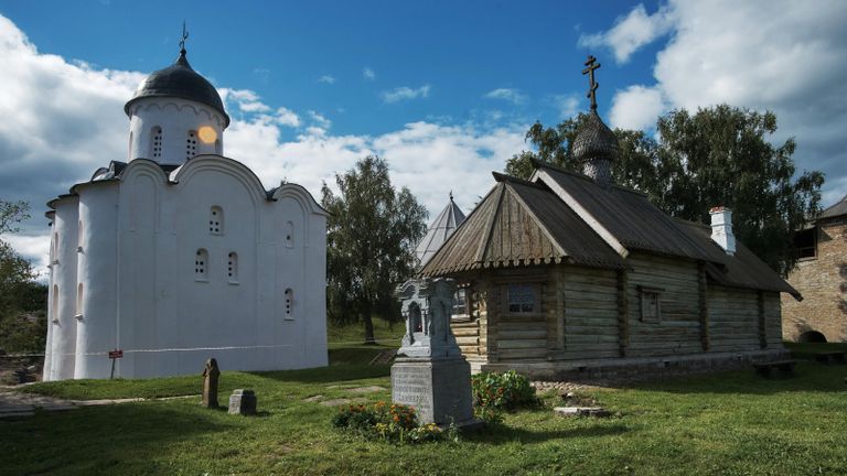 Церковь святого Георгия (слева) и деревянная церковь святого Дмитрия Солунского в Староладожской крепости в поселке Старая Ладога Ленинградской области Церковь святого Георгия (слева) и деревянная церковь святого Дмитрия Солунского в Староладожской крепости в поселке Старая Ладога Ленинградской области