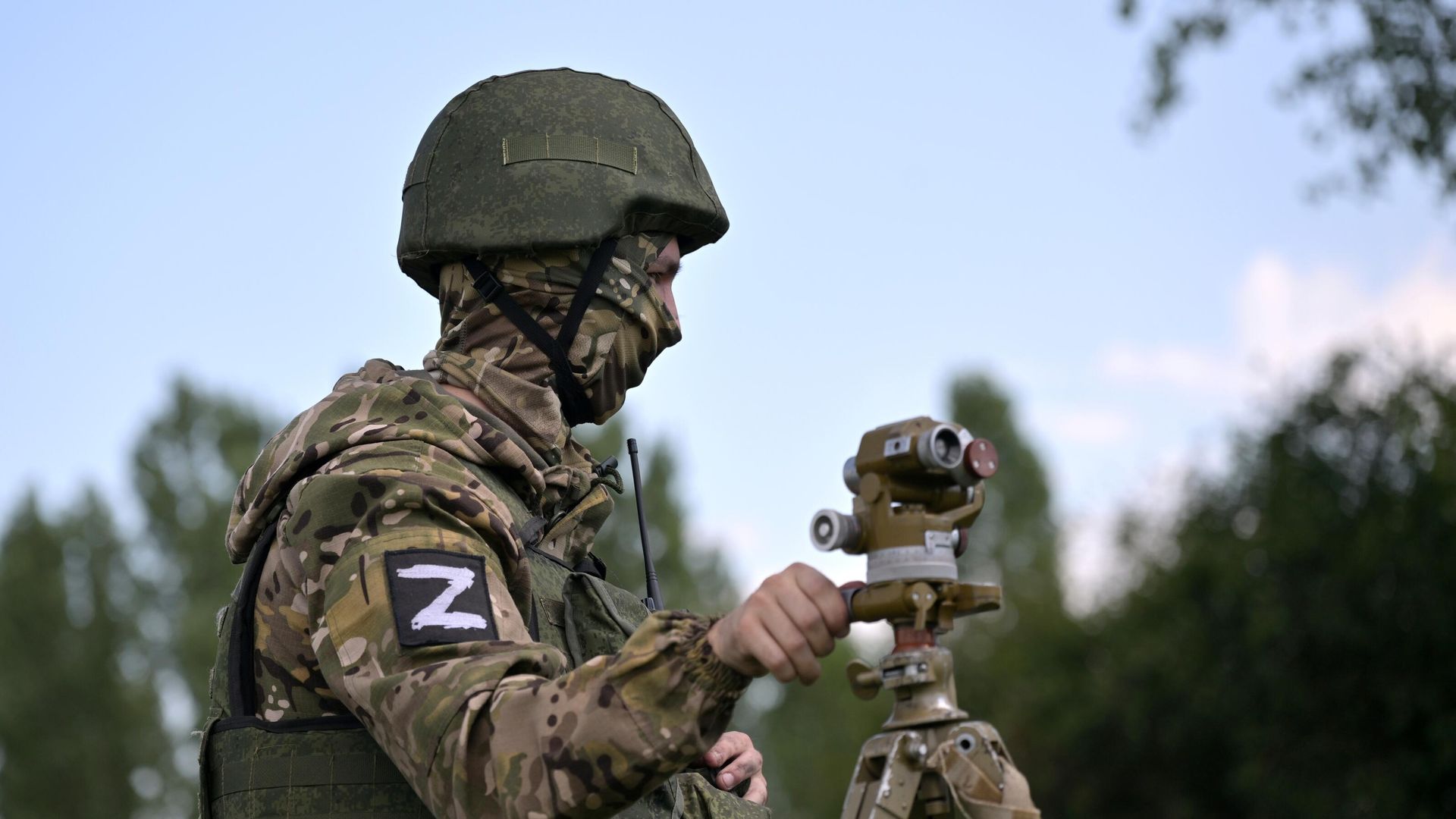 Военнослужащий ВС РФ выполняет ориентацию батареи для ведения огня по позициям ВСУ Военнослужащий ВС РФ выполняет ориентацию батареи для ведения огня по позициям ВСУ - РИА Новости, 1920, 18.08.2023
