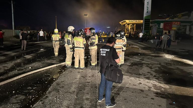 Сотрудники МЧС и СК на месте пожара в Кумторкалинском районе Дагестана Сотрудники МЧС и СК на месте пожара в Кумторкалинском районе Дагестана
