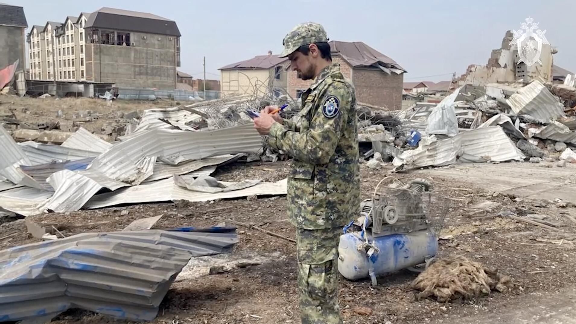 Сотрудник СК на месте взрыва в автосервисе под Махачкалой. Кадр видео Сотрудник СК на месте взрыва в автосервисе под Махачкалой. Кадр видео - РИА Новости, 1920, 15.08.2023
