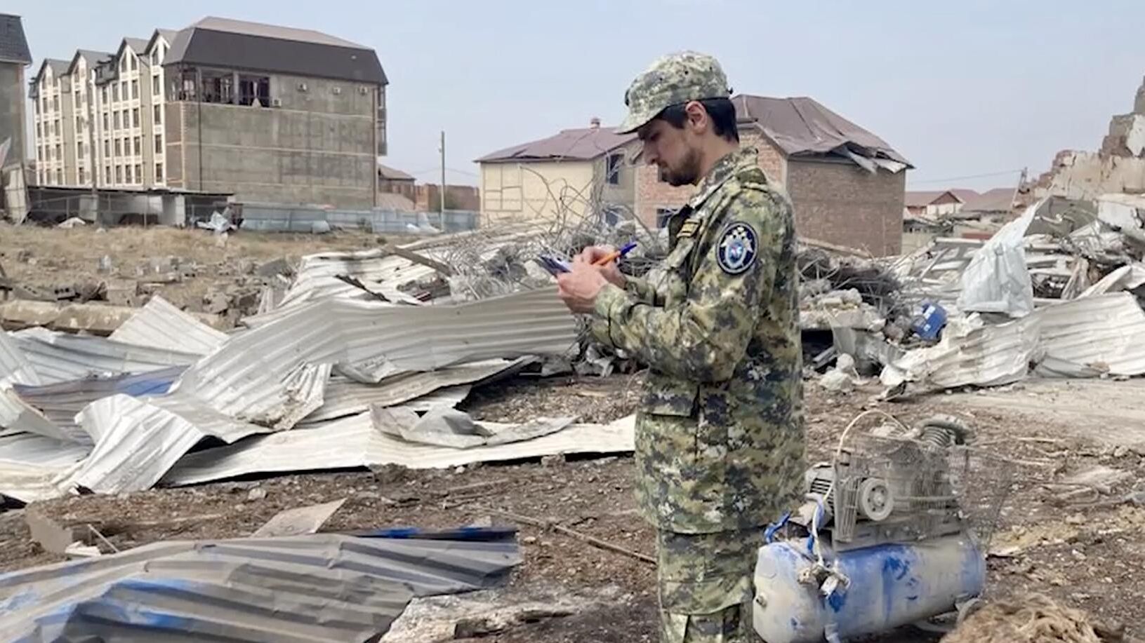 Сотрудник СК на месте взрыва в автосервисе под Махачкалой. Кадр видео Сотрудник СК на месте взрыва в автосервисе под Махачкалой. Кадр видео - РИА Новости, 1920, 15.08.2023
