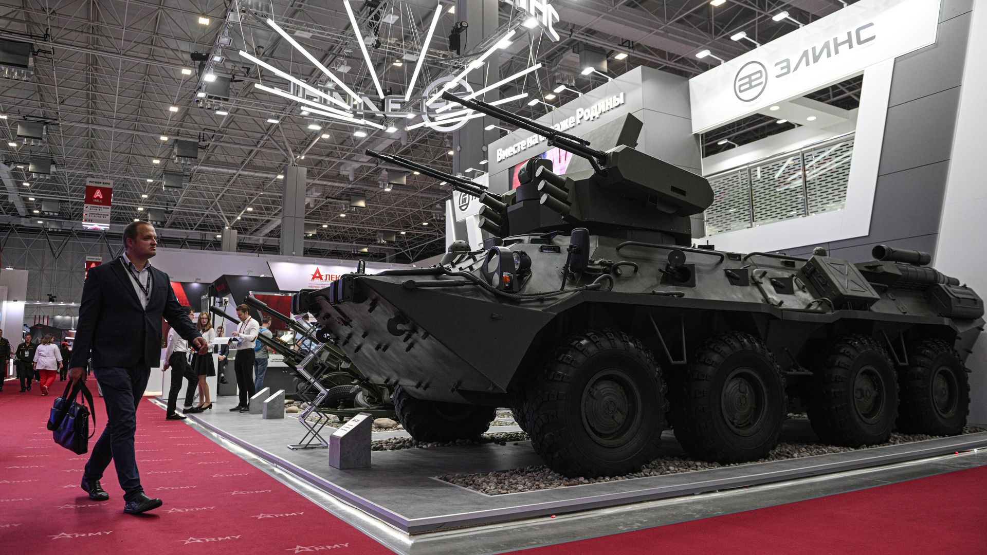 Новый зенитный артиллерийский комплекс ЗАК-23Э на базе бронетранспортера БТР-82А вооруженный модулем с двумя 23-мм зенитными автоматами 2А7М на выставке в рамках Международного военно-технического форума Армия-2023 Новый зенитный артиллерийский комплекс ЗАК-23Э на базе бронетранспортера БТР-82А вооруженный модулем с двумя 23-мм зенитными автоматами 2А7М на выставке в рамках Международного военно-технического форума Армия-2023 - РИА Новости, 1920, 18.08.2023