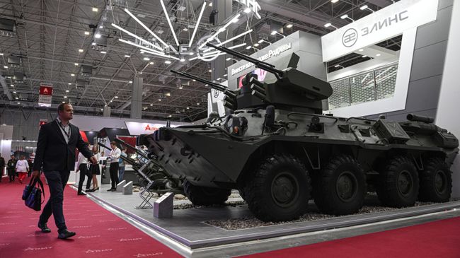 Новый зенитный артиллерийский комплекс ЗАК-23Э на базе бронетранспортера БТР-82А вооруженный модулем с двумя 23-мм зенитными автоматами 2А7М на выставке в рамках Международного военно-технического форума Армия-2023 Новый зенитный артиллерийский комплекс ЗАК-23Э на базе бронетранспортера БТР-82А вооруженный модулем с двумя 23-мм зенитными автоматами 2А7М на выставке в рамках Международного военно-технического форума Армия-2023