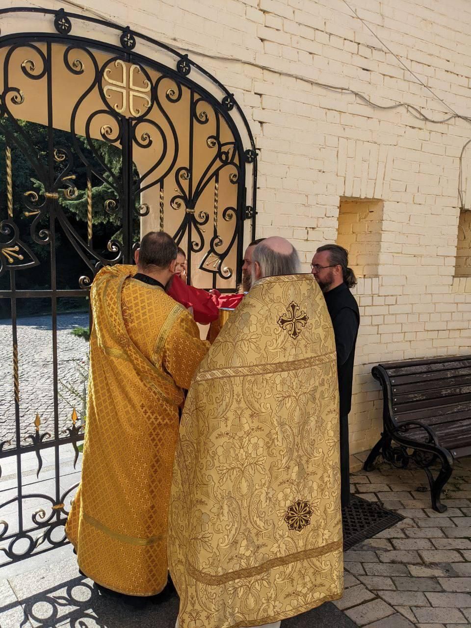 Прихожане лаврского храма Живоносный источник причащаются через решетку Прихожане лаврского храма Живоносный источник причащаются через решетку - РИА Новости, 1920, 15.08.2023
