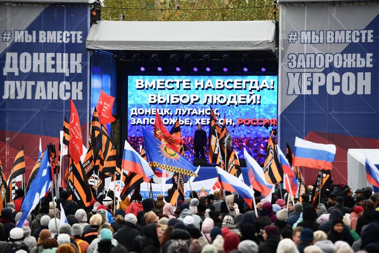Люди на митинге-концерте в честь присоединения ЛНР, ДНР, Херсонской и Запорожской областей к России на площади Коммунаров в Екатеринбурге