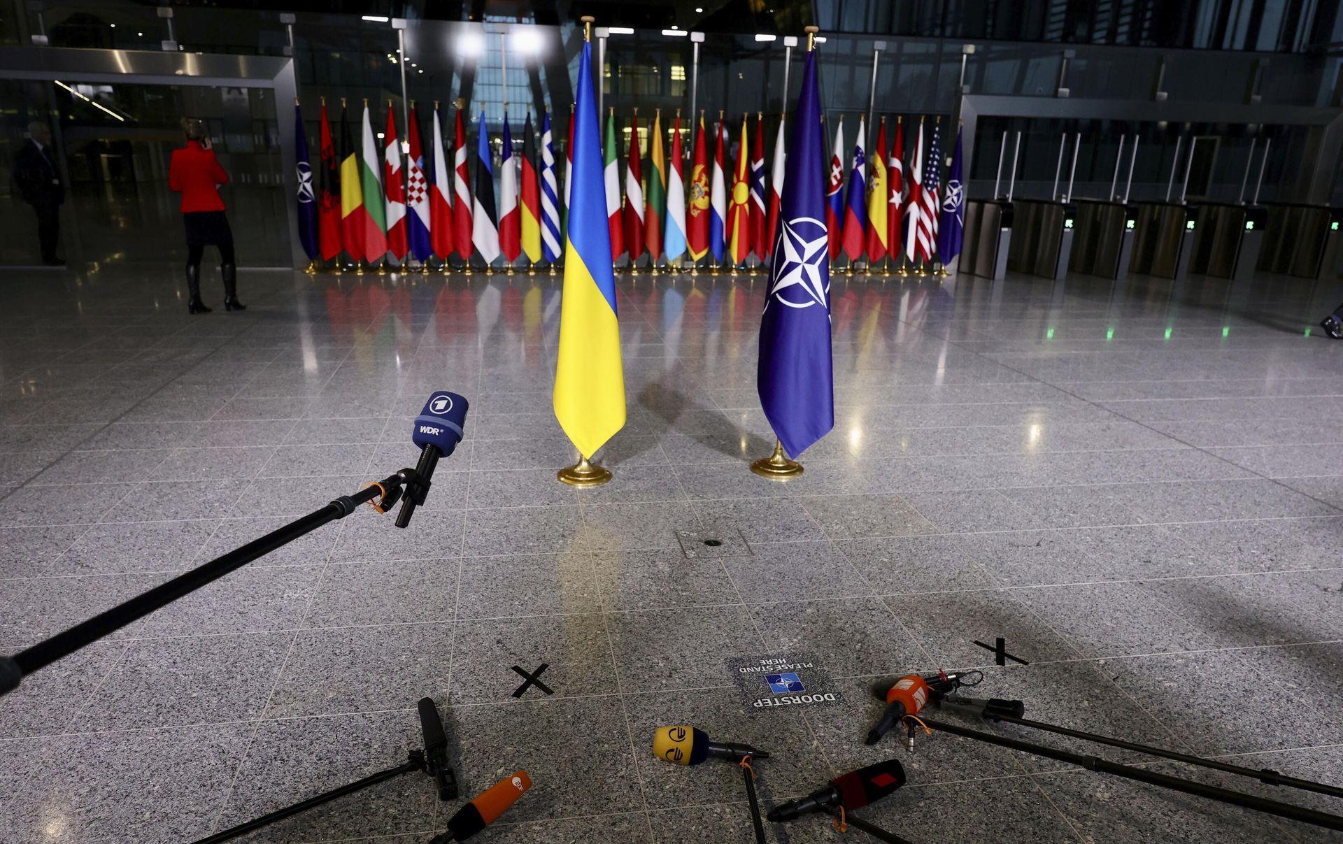 Флаги Украины и НАТО в штаб-квартире организации в Брюсселе Флаги Украины и НАТО в штаб-квартире организации в Брюсселе - РИА Новости, 1920, 17.08.2023