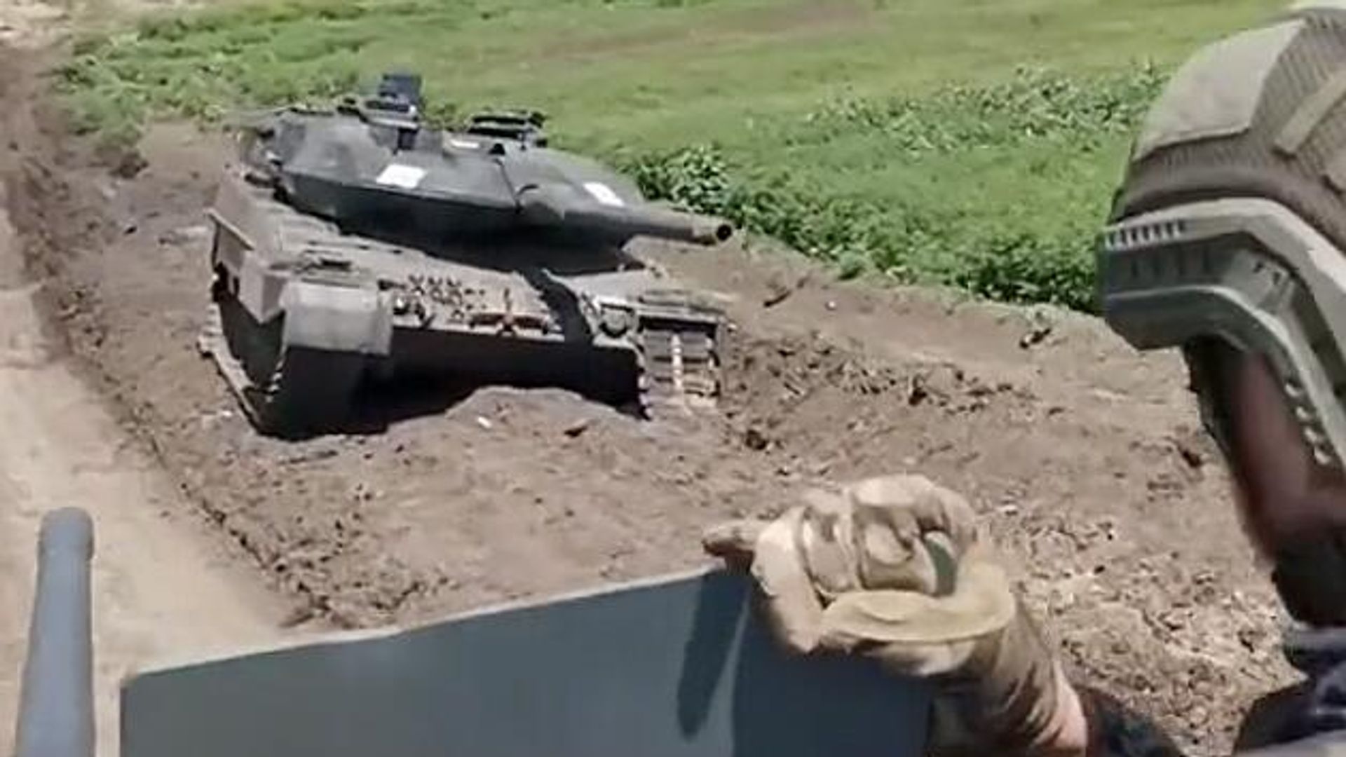 Один из подбитых танков Леопард, попавших на видео, снятое украинскими солдатами Один из подбитых танков Леопард, попавших на видео, снятое украинскими солдатами - РИА Новости, 1920, 15.08.2023
