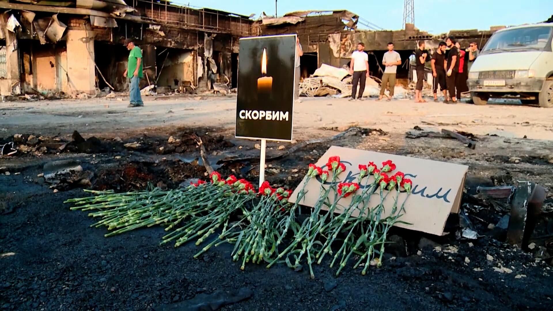 Искренние соболезнования от нас всех: люди несут цветы на место взрыва в Махачкале Искренние соболезнования от нас всех: люди несут цветы на место взрыва в Махачкале - РИА Новости, 1920, 16.08.2023