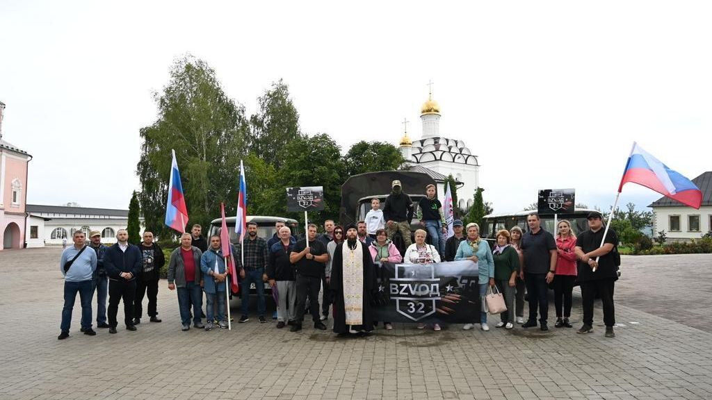 Брянская епархия организовала передачу бойцам СВО автомобилей и гуманитарного груза Брянская епархия организовала передачу бойцам СВО автомобилей и гуманитарного груза - РИА Новости, 1920, 16.08.2023