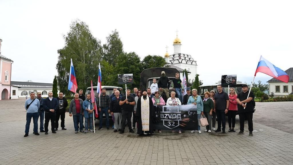 Брянская епархия организовала передачу бойцам СВО автомобилей и гуманитарного груза Брянская епархия организовала передачу бойцам СВО автомобилей и гуманитарного груза - РИА Новости, 1920, 16.08.2023