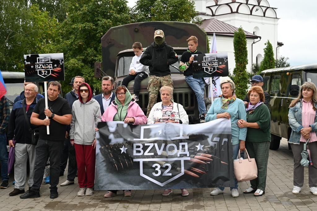 Брянская епархия организовала передачу бойцам СВО автомобилей и гуманитарного груза Брянская епархия организовала передачу бойцам СВО автомобилей и гуманитарного груза - РИА Новости, 1920, 16.08.2023