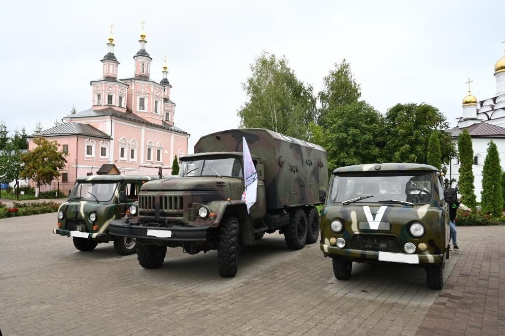 Брянская епархия организовала передачу бойцам СВО автомобилей и гуманитарного груза Брянская епархия организовала передачу бойцам СВО автомобилей и гуманитарного груза - РИА Новости, 1920, 16.08.2023