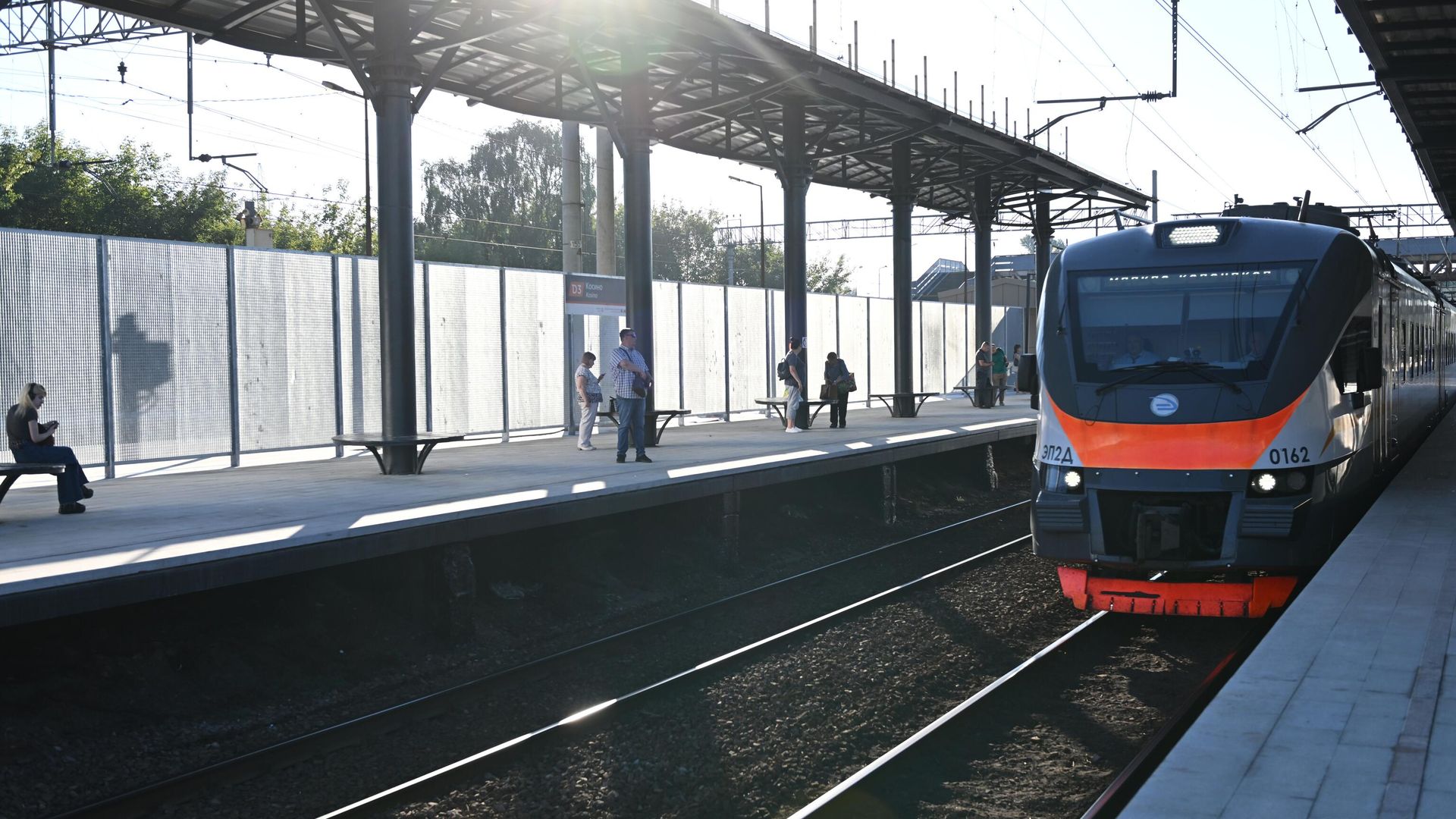 Поезд прибывает на станцию Косино третьего Московского центрального диаметра - РИА Новости, 1920, 12.06.2025