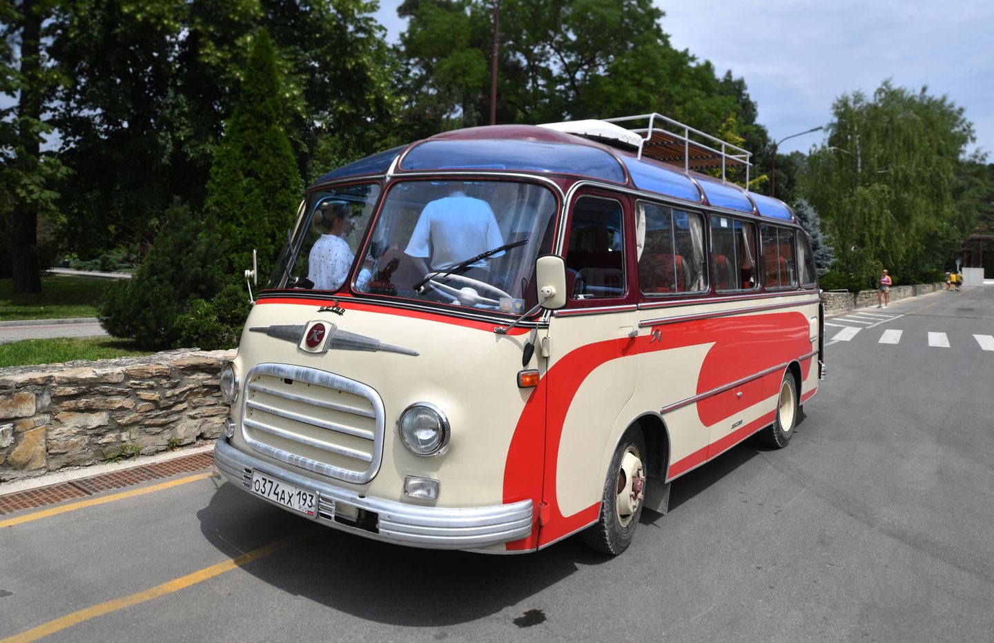 Ретро-автобус Setra едет по улице в селе Абрау-Дюрсо