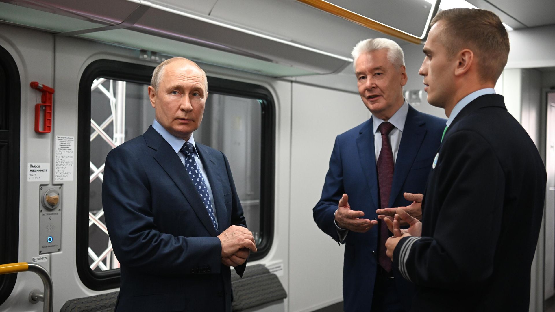 Президент РФ Владимир Путин и мэр Москвы Сергей Собянин перед началом церемонии запуска в режиме видеоконференции пассажирского движения по МЦД-3 - РИА Новости, 1920, 17.08.2023