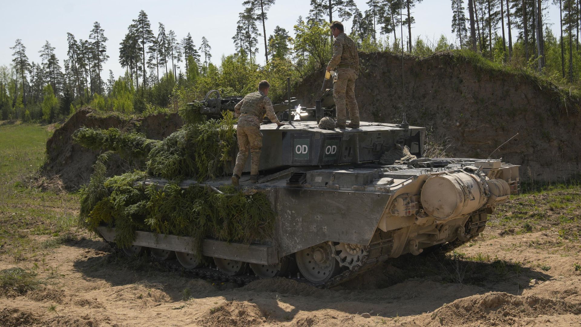 Военнослужащие британских Вооруженных сил стоят на танке Challenger 2 во время учений НАТО Весенний шторм в Сакуссааре, Эстония Военнослужащие британских Вооруженных сил стоят на танке Challenger 2 во время учений НАТО Весенний шторм в Сакуссааре, Эстония - РИА Новости, 1920, 18.08.2023