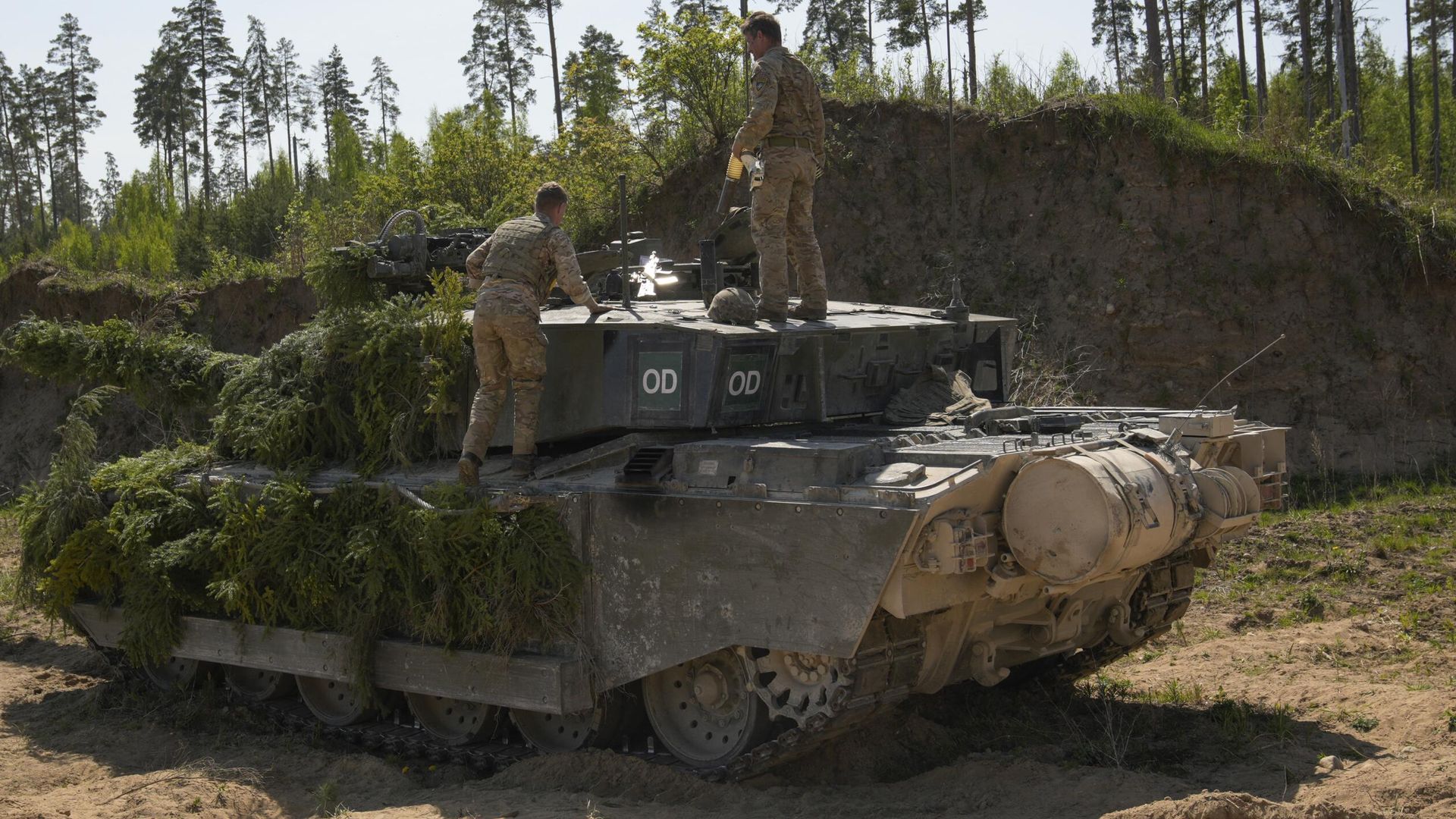 Военнослужащие британских Вооруженных сил стоят на танке Challenger 2 во время учений НАТО Весенний шторм в Сакуссааре, Эстония Военнослужащие британских Вооруженных сил стоят на танке Challenger 2 во время учений НАТО Весенний шторм в Сакуссааре, Эстония - РИА Новости, 1920, 18.08.2023