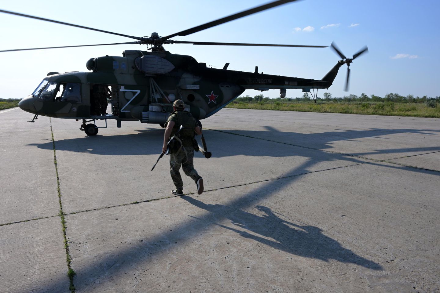 Группа поисково-спасательной службы ВС РФ во время боевого вылета в зоне СВО Группа поисково-спасательной службы ВС РФ во время боевого вылета в зоне СВО