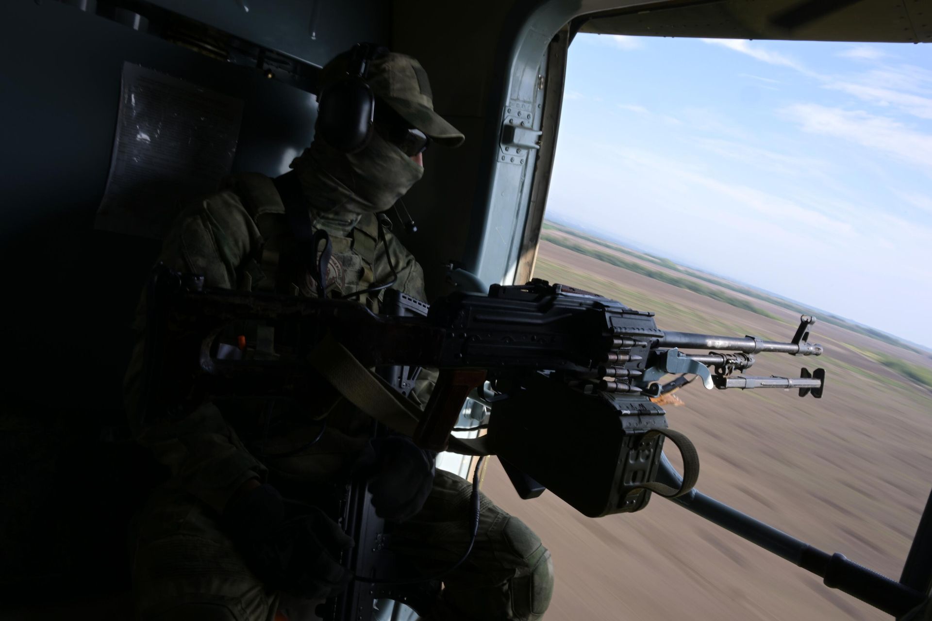 Военнослужащий ВС РФ во время боевого вылета в зоне СВО Военнослужащий ВС РФ во время боевого вылета в зоне СВО