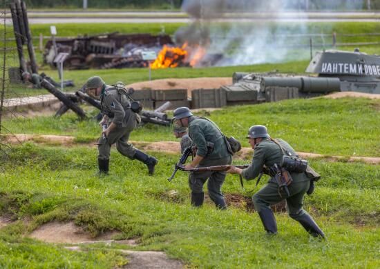 В музейном комплексе Поле Победы состоялась масштабная историческая реконструкция боя в ходе МВТФ Армия-2023 В музейном комплексе Поле Победы состоялась масштабная историческая реконструкция боя в ходе МВТФ Армия-2023 - РИА Новости, 1920, 19.08.2023