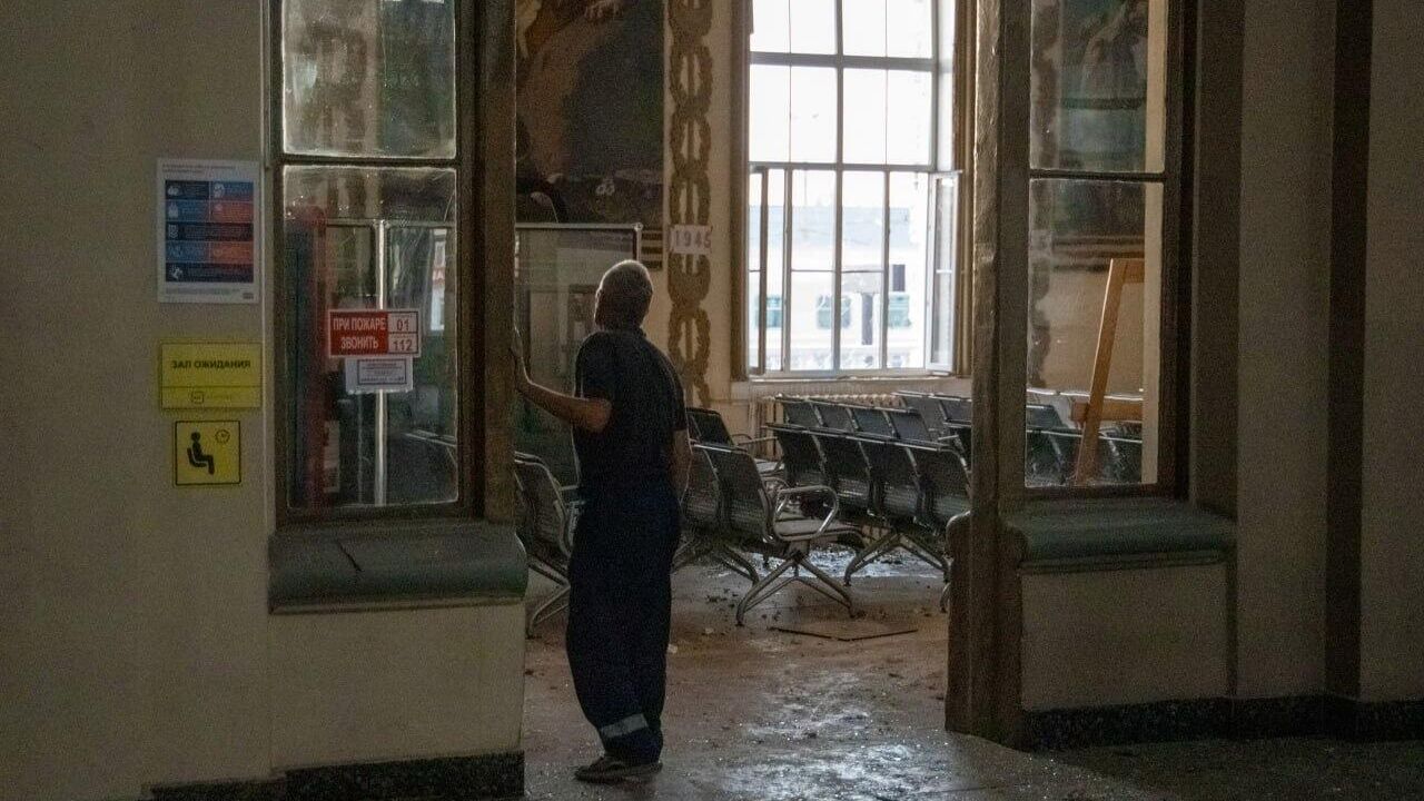 Последствия атаки украинского беспилотника на ж/д вокзал в Курске, 20 августа 2023 года Последствия атаки украинского беспилотника на ж/д вокзал в Курске, 20 августа 2023 года - РИА Новости, 1920, 20.08.2023