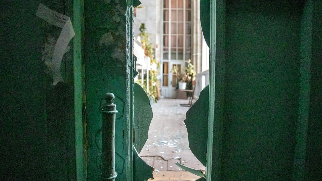 Последствия атаки украинского беспилотника на здание железнодорожного вокзала в Курске Последствия атаки украинского беспилотника на здание железнодорожного вокзала в Курске - РИА Новости, 1920, 20.08.2023