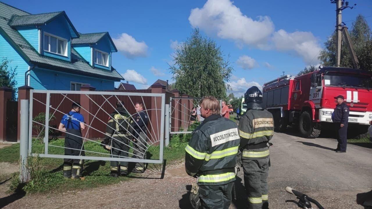 Спасатели на месте, где упали обломки сбитого беспилотника в СНТ Дорожник в городском округе Истра Спасатели на месте, где упали обломки сбитого беспилотника в СНТ Дорожник в городском округе Истра - РИА Новости, 1920, 21.08.2023