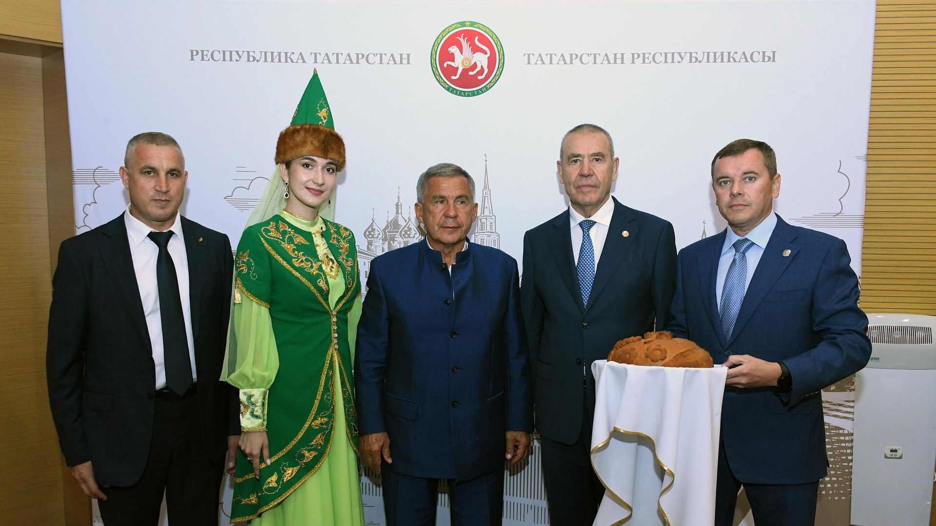 Представители Атнинского и Заинского районов Татарстана первыми в республике завершили уборку зерновых и преподнесли главе республики Рустаму Минниханову каравай хлеба из муки нового урожая Представители Атнинского и Заинского районов Татарстана первыми в республике завершили уборку зерновых и преподнесли главе республики Рустаму Минниханову каравай хлеба из муки нового урожая - РИА Новости, 1920, 18.08.2023