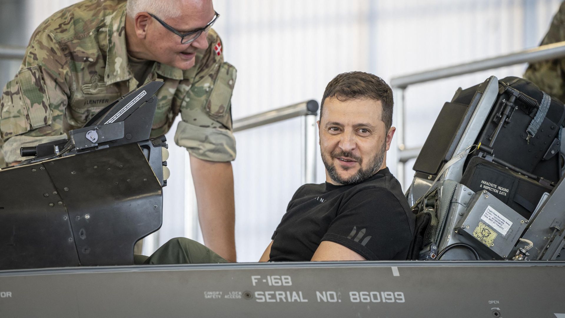 Президент Украины Владимир Зеленский в истребителе F-16 на авиабазе Королевских ВВС Дании Скридструп. 20 августа 2023 Президент Украины Владимир Зеленский в истребителе F-16 на авиабазе Королевских ВВС Дании Скридструп. 20 августа 2023 - РИА Новости, 1920, 21.08.2023