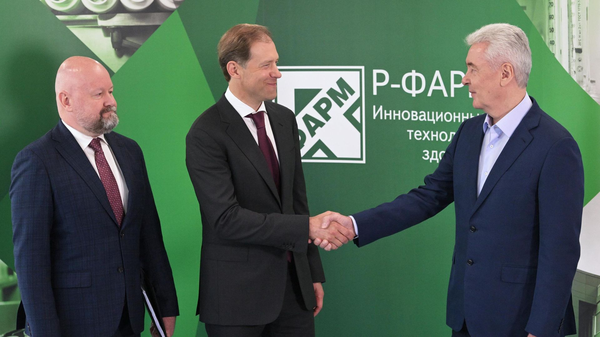 Генеральный директор АО Р-Фарм Василий Игнатьев, заместитель председателя правительства РФ - министр промышленности и торговли РФ Денис Мантуров и мэр Москвы Сергей Собянин во время запуска производства лекарственных препаратов компании Р-Опра в Зеленограде. 21 августа 2023 Генеральный директор АО Р-Фарм Василий Игнатьев, заместитель председателя правительства РФ - министр промышленности и торговли РФ Денис Мантуров и мэр Москвы Сергей Собянин во время запуска производства лекарственных препаратов компании Р-Опра в Зеленограде. 21 августа 2023 - РИА Новости, 1920, 21.08.2023