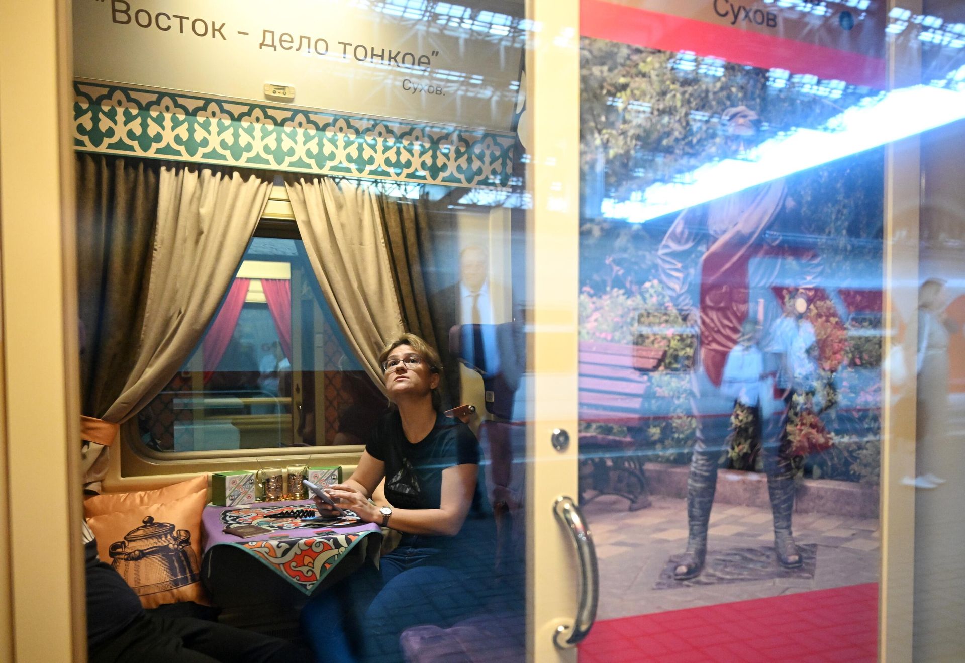 Пассажиры в туристическом вагоне КультСамара в составе фирменного поезда № 9/10 Жигули (Москва — Самара) на Курском вокзале в Москве Пассажиры в туристическом вагоне КультСамара в составе фирменного поезда № 9/10 Жигули (Москва — Самара) на Курском вокзале в Москве - РИА Новости, 1920, 08.09.2023