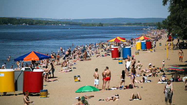 Отдыхающие на городском пляже в Самаре