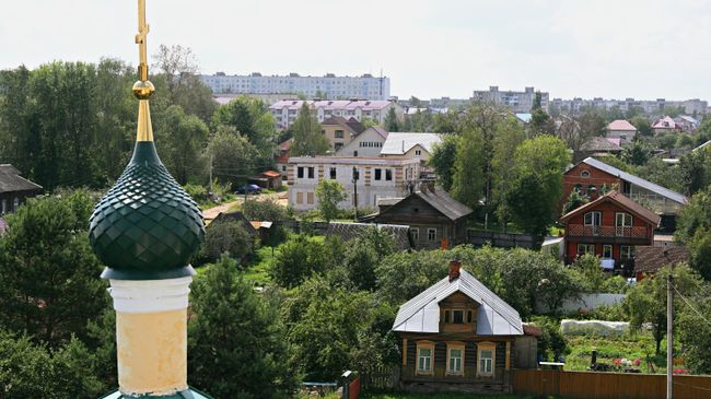 Вид на Тутаев и купол ворот Воскресенского собора, Ярославская область Вид на Тутаев и купол ворот Воскресенского собора, Ярославская область